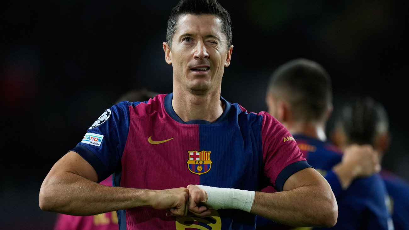 Robert Lewandowski, az FC Barcelona játékosa, miután megszerezte csapata első gólját a labdarúgó Bajnokok Ligája alapszakaszának második fordulójában játszott FC Barcelona-Young Boys mérkőzésen a barcelonai Lluís Companys Olimpiai Stadionban 2024. október 1-jén.