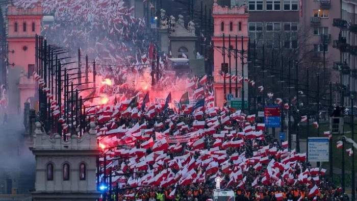 Százezrek vonultak a varsói függetlenség napi meneten - videó