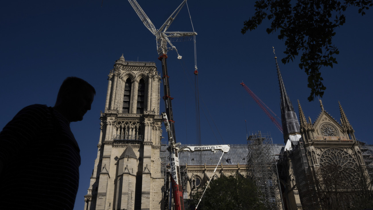 Egy férfi megy a párizsi Notre-Dame székesegyház előtt 2024. október 24-én. A 2019. húsvét előtti tűzben súlyosan megsérült templomot várhatóan 2024 decemberében nyitják meg újra a helyreállítása után.