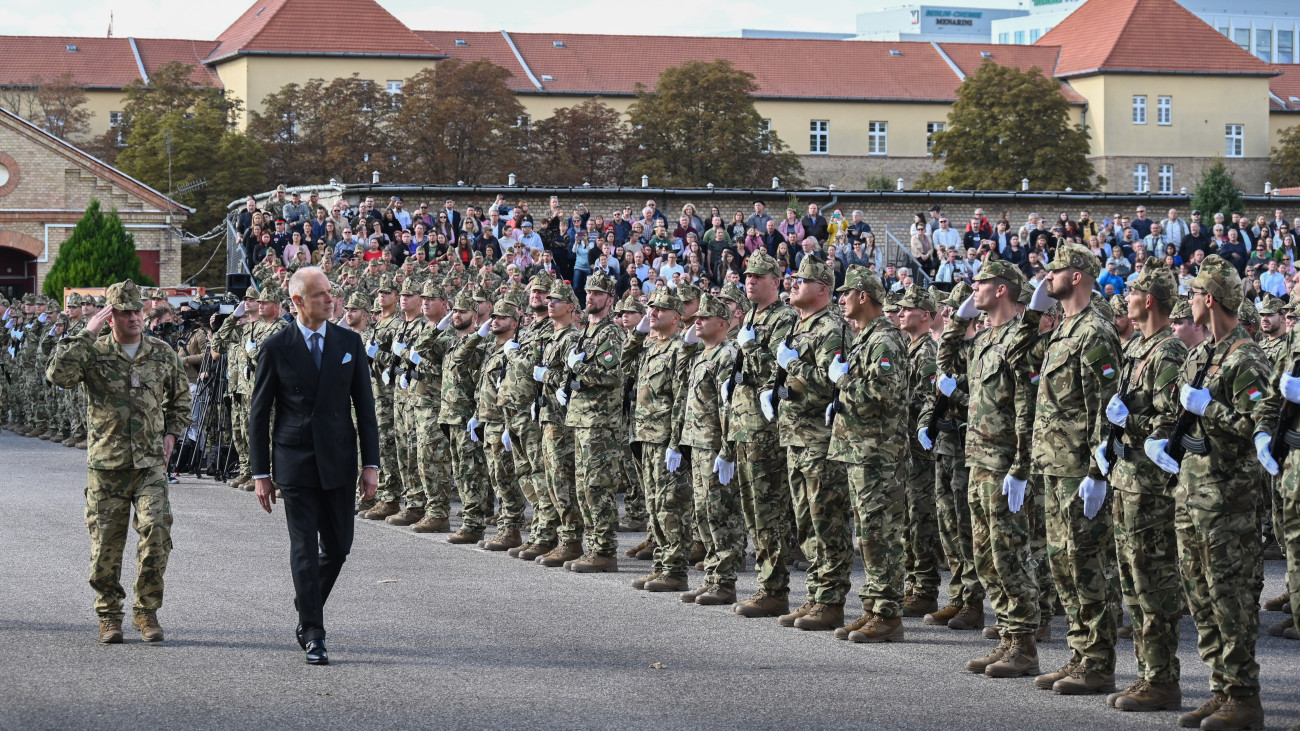 Szalay-Bobrovniczky Kristóf honvédelmi miniszter (j) és Böröndi Gábor vezérezredes, a Honvéd Vezérkar főnöke a Magyar Honvédség területvédelmi tartalékos állományának összevont katonai eskütételén a Nemzeti Közszolgálati Egyetem Hadtudományi és Honvédtisztképző Karának (NKE HHK) budapesti campusán, a Zrínyi Miklós laktanyában 2024. október 12-én.