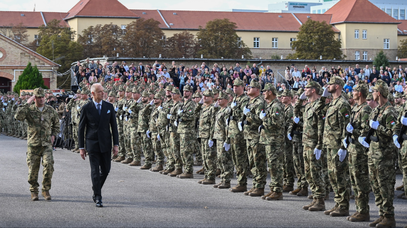 Szalay-Bobrovniczky KristĂłf honvĂŠdelmi miniszter (j) ĂŠs BĂśrĂśndi GĂĄbor vezĂŠrezredes, a HonvĂŠd VezĂŠrkar fĹnĂśke a Magyar HonvĂŠdsĂŠg terĂźletvĂŠdelmi tartalĂŠkos ĂĄllomĂĄnyĂĄnak Ăśsszevont katonai eskĂźtĂŠtelĂŠn a Nemzeti KĂśzszolgĂĄlati Egyetem HadtudomĂĄnyi ĂŠs HonvĂŠdtisztkĂŠpzĹ KarĂĄnak (NKE HHK) budapesti campusĂĄn, a ZrĂ­nyi MiklĂłs laktanyĂĄban 2024. oktĂłber 12-ĂŠn.