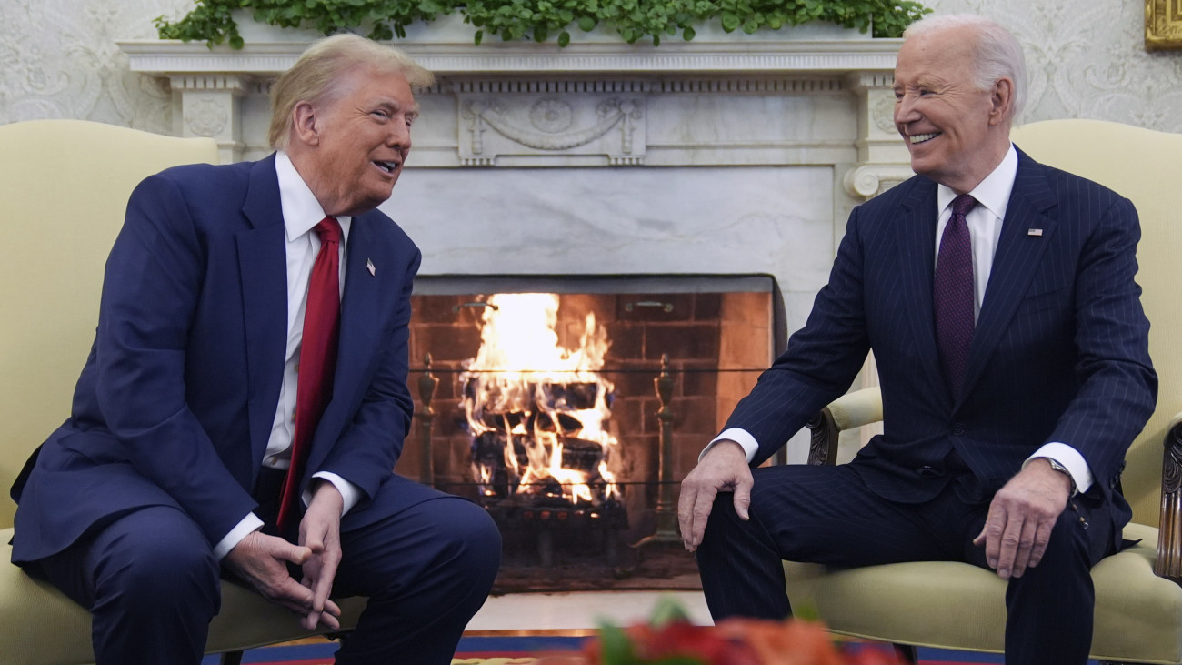 Joe Biden hivatalban lévő demokrata párti amerikai elnök (j) Donald Trump republikánus párti megválasztott amerikai elnököt fogadja a washingtoni Fehér Ház Ovális irodájában 2024. november 13-án.