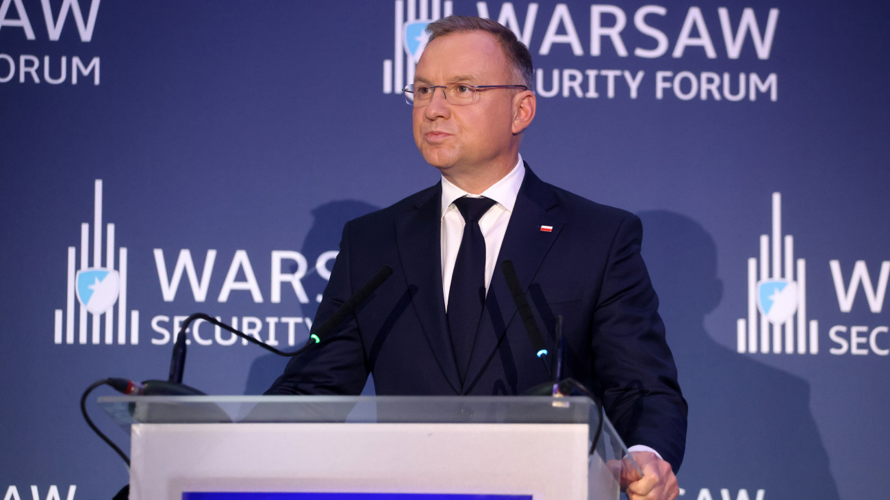 Andrzej Duda lengyel államfő beszédet mond a Varsói Biztonságpolitikai Fórum kezdőnapján, 2024. október 1-jén. A kétnapos rendezvényt Lengyelország NATO-csatlakozásának 25. évfordulója alkalmából tartják.