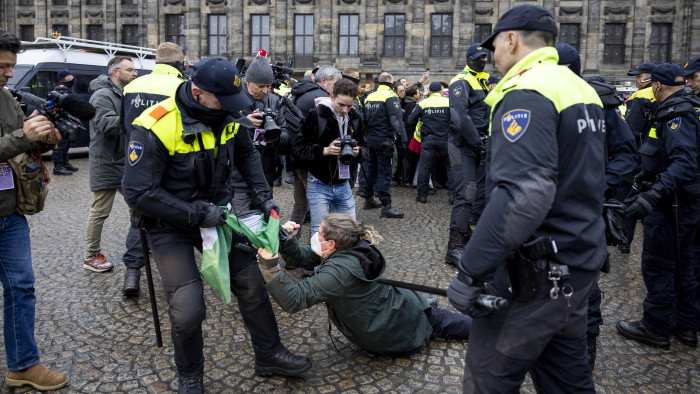 Újabb palesztinpárti tüntetés volt Amszterdamban, a holland miniszterelnök keményebb fellépést ígér