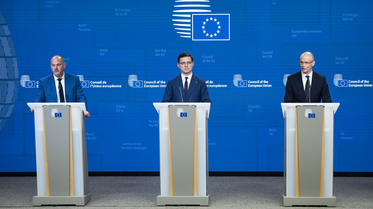 Banai Péter Benő, a Pénzügyminisztérium államháztartásért felelős államtitkára, Victor Negrescu, az Európai Parlament uniós költségvetéssel foglalkozó főtárgyalója és Niclas Herbst, az Európai Parlament költségvetési ellenőrző bizottságának vezetője (j-b) az uniós Gazdasági és Pénzügyi Tanács (Ecofin) költségvetési vitáját követő sajtótájékoztatón Brüsszelben 2024. november 16-án. Intenzív tárgyalások után, a végső határidő előtt sikerült megállapodásra jutni az Európai Parlamenttel az Európai Unió 2025-ös költségvetéséről, amely 199,4 milliárd eurós kötelezettségvállalást és 155,2 milliárd eurós kifizetést tartalmaz.