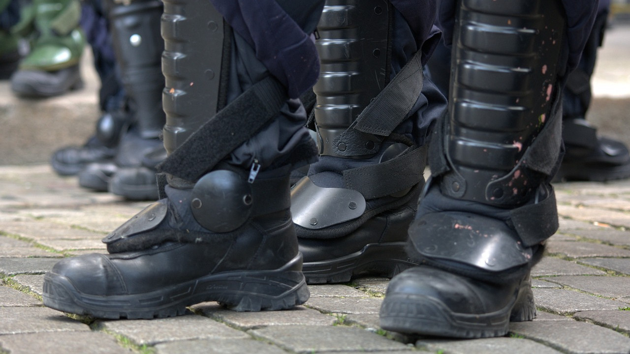 tüntetés demonstráció rendészek rohamrendőrök