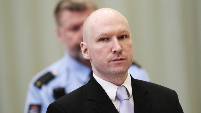 Putyint éltetve, karlendítve kérte büntetése enyhítését a tömeggyilkos Anders Breivik