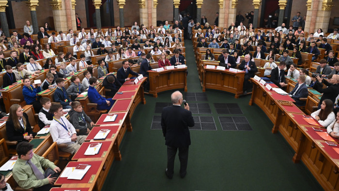 Diákok interpellálták a kormány képviselőit a parlamentben