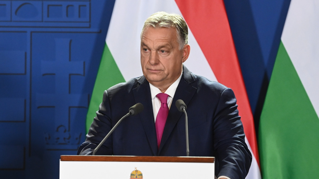 Orbán Viktor miniszterelnök beszél, amikor Kaszim-Zsomart Tokajev kazah elnökkel közös sajtónyilatkozatot tesznek megbeszélésüket követően a Karmelita kolostorban 2024. november 20-án.