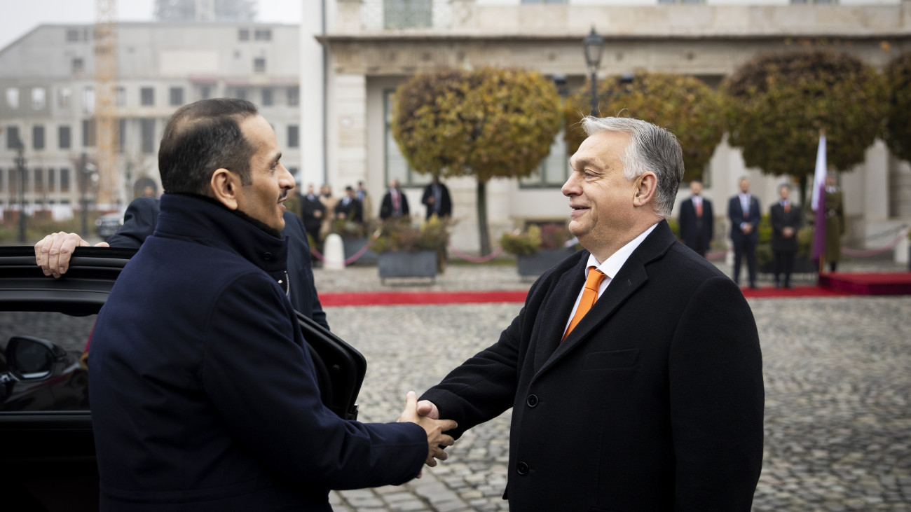 A Miniszterelnöki Sajtóiroda által közreadott képen Orbán Viktor miniszterelnök (j) fogadja Mohammed bin Abdulrahman Ál Táni sejket, Katar Állam miniszterelnökét, külügyminiszterét (b) a Karmelita kolostorban 2024. november 28-án.