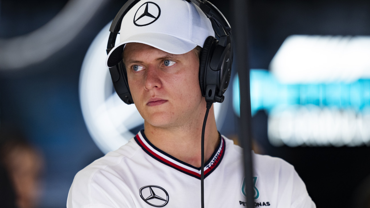 Mick Schumacher, a Mercedes-AMG Petronas tesztvezetője a Forma-1-es autós gyorsasági világbajnokság Spanyol Nagydíjának második szabadedzésén a montmelói pályán 2024. június 21-én. A futamot június 23-án rendezik.