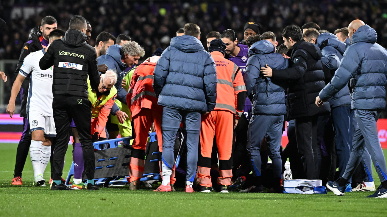 Edoardo Bovét, a Fiorentina játékosát veszik körül játékosok és csapattagok, miután Bove összeesett az olasz első osztályú labdarúgó-bajnokságban játszott Fiorentina-Internazionale mérkőzésen a firenzei Artemio Franchi Stadionban 2024. december 1-jén. A játékost kórházba szállították, a mérkőzést nem folytatták.