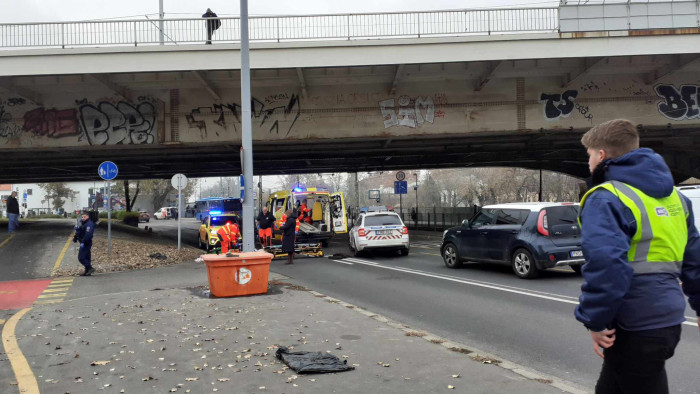 Autós elé esett egy gyalogos az Árpád hídról