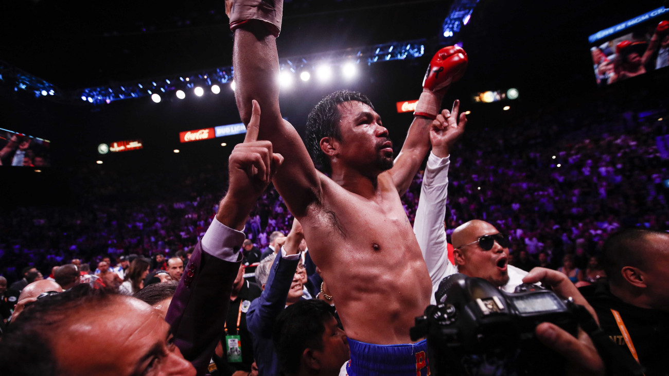 A Fülöp-szigeteki Manny Pacquiao ünnepel, miután győzött az amerikai Keith Thurman ellen a Bokszvilágszövetség, a WBA váltósúlyú világbajnoki címéért vívott mérkőzésen a Las Vegas-i MGM Grand Garden Arénában 2019. július 20-án. A 40 éves Pacquiao megosztott pontozásos győzelemmel nyerte el a bajnoki övet a nála tíz évvel fiatalabb címvédőtől.