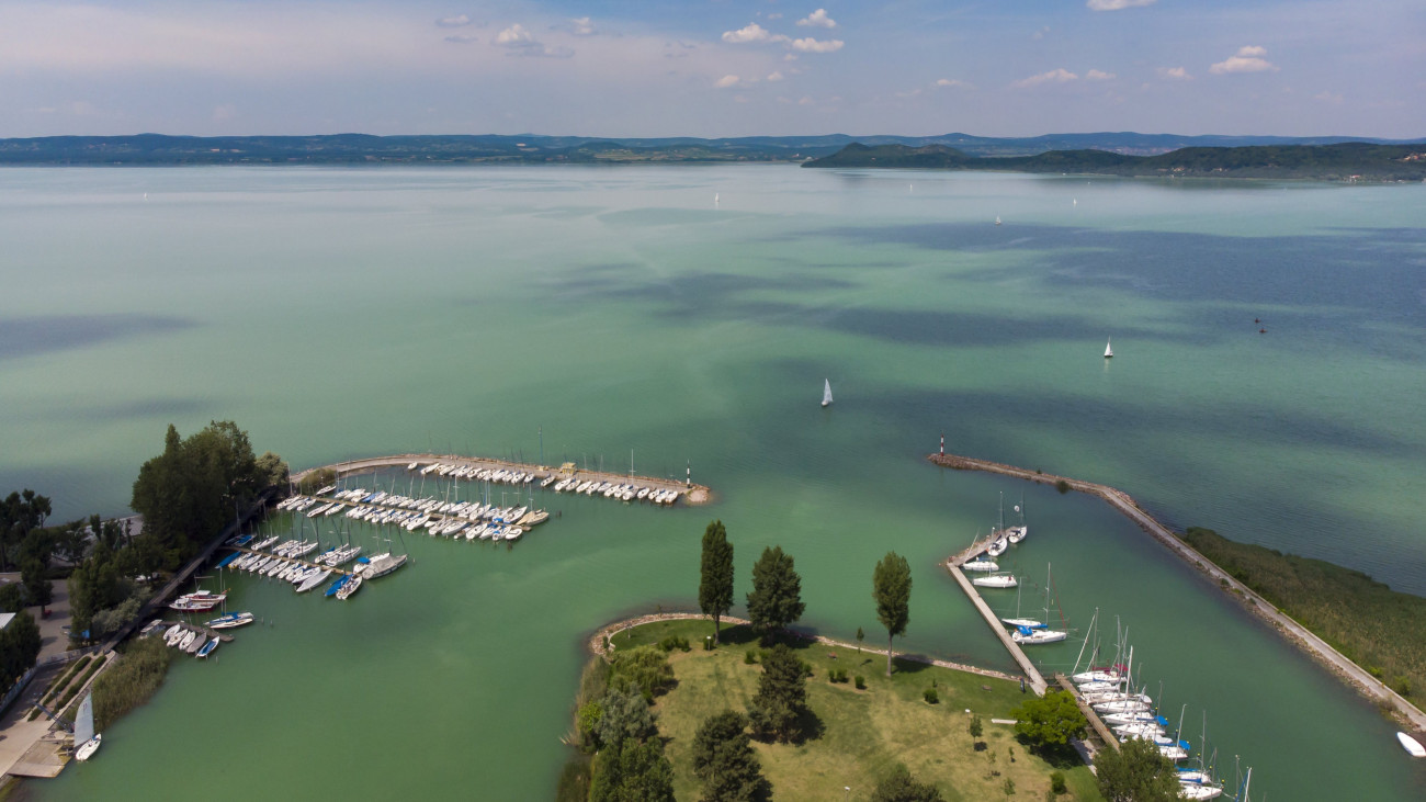 A balatonföldvári kikötő részlete 2018. június 1-jén. A Balaton egyik legnagyobb vitorláskikötője több mint 400 férőhelyes.