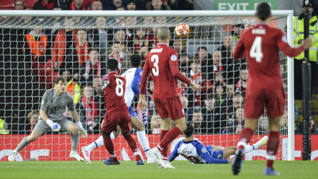 Naby Keita, a Liverpool játékosa (b2) gólt szerez az FC Porto ellen a labdarúgó Bajnokok Ligája negyeddöntőjének első mérkőzésén a liverpooli Anfield Stadionban 2019. április 9-én.