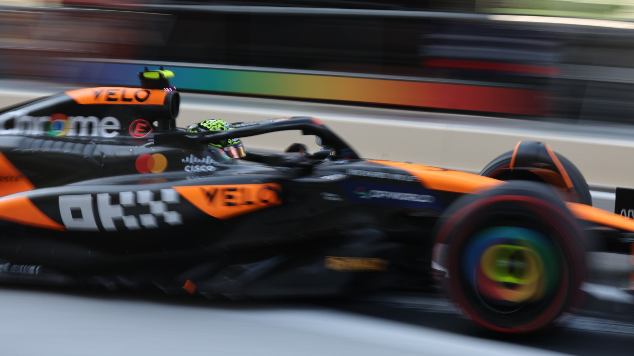 Lando Norris, a McLaren brit versenyzője a Forma-1-es autós gyorsasági világbajnokság Abu-dzabi Nagydíjának harmadik szabadedzésén az abu-dzabi Yas Marina versenypályán 2024. december 7-én.