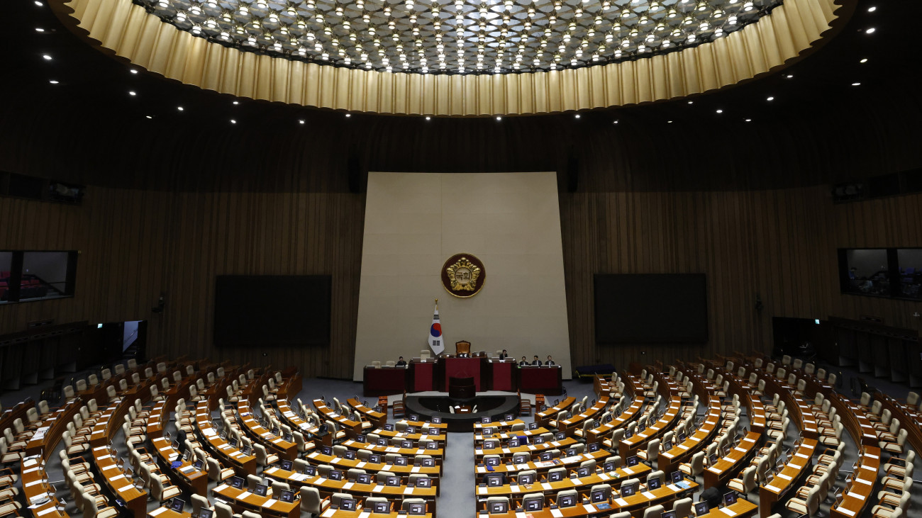 A parlament szöuli ülésterme, mielőtt a képviselők szavaznak a Jun Szogjol dél-koreai elnök elleni vádemelésről 2024. december 7-én. Az elnök négy nappal korábban szükségállapotot hirdetett, majd azt a parlamenti pártok és a tömegek tiltakozásának hatására visszavonta. Az események nyomán a parlamenti ellenzék vádemelést kezdeményezett Jun ellen.