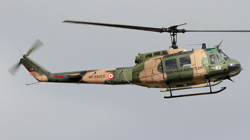 A török fegyveres erők UH-1H helikoptere.