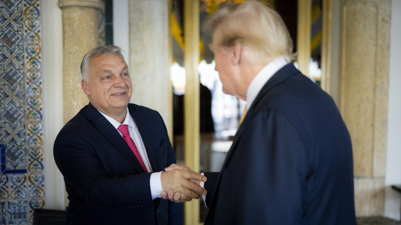 A Miniszterelnöki Sajtóiroda által közreadott képen Donald Trump fogadja Orbán Viktor kormányfőt a floridai Mar-a-Lagóban 2024. december 9-én.