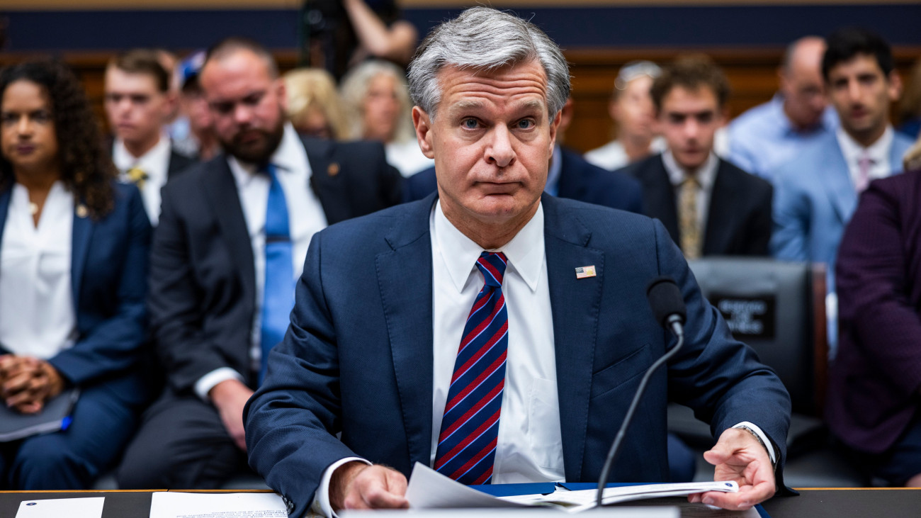 Christopher Wray, a Szövetségi Nyomozó Iroda, az FBI igazgatója az amerikai képviselőház igazságügyi bizottsága előtti meghallgatásán Washingtonban 2023. július 12-én. A meghallgatást a republikánus képviselők kezdeményezték, mert a Demokrata Párt és Joe Biden amerikai elnök családja iránti elfogultsággal vádolják a FBI-t.