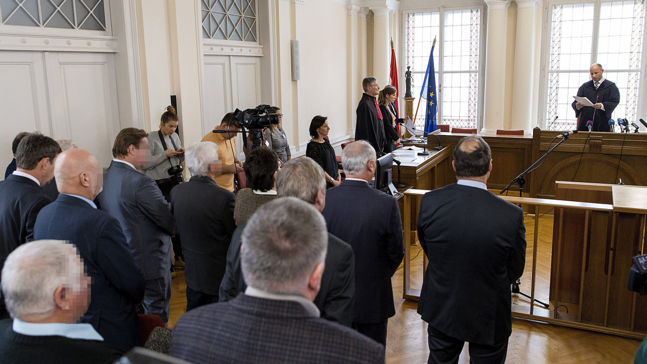 Németh Miklós bíró az ítéletet ismerteti a vörösiszapper megismételt elsőfokú eljárásában a Győri Törvényszék tárgyalótermében 2019. február 4-én. A bíróság tíz ember, köztük az első- és másodrendű vádlott bűnösségét mondta ki. Az első- és a másodrendű vádlottat, a Mal Zrt. volt vezérigazgatóját és műszaki vezérigazgató-helyettesét letöltendő szabadságvesztésre ítélték. Öt vádlottat felmentettek.