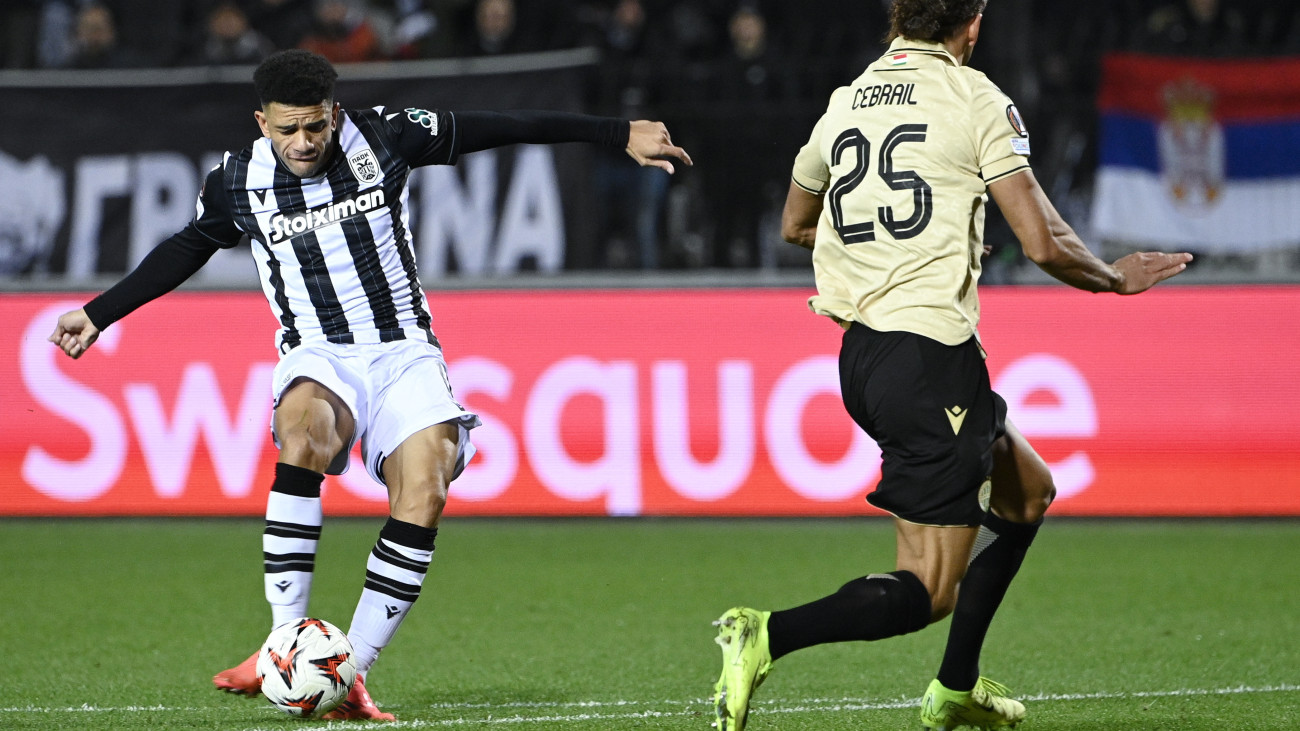 Taison, a PAOK játékosa (b) gólt szerez a férfi labdarúgó Európa-liga alapszakaszának 6. fordulójában játszott PAOK FC - Ferencváros TC mérkőzésen a Thesszaloniki Tumba Stadionban 2024. december 12-én. Mellette: Cebrails Makreckis, a Ferencváros játékosa.