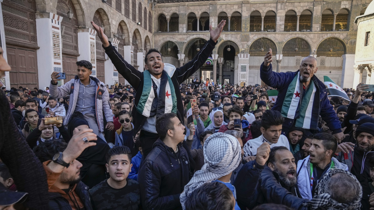 A pénteki imára gyülekeznek az emberek a damaszkuszi Ommajád-mecsetben 2024. december 13-án, öt nappal az után, hogy a felkelők megdöntötték Bassár el-Aszad szíriai elnök uralmát.