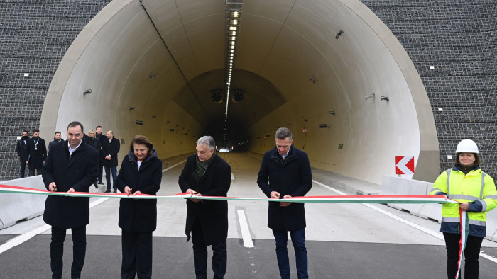 Orbán Viktor autóutat adott át, Grúzia a City egykori csatárát választotta elnöknek - a nap hírei