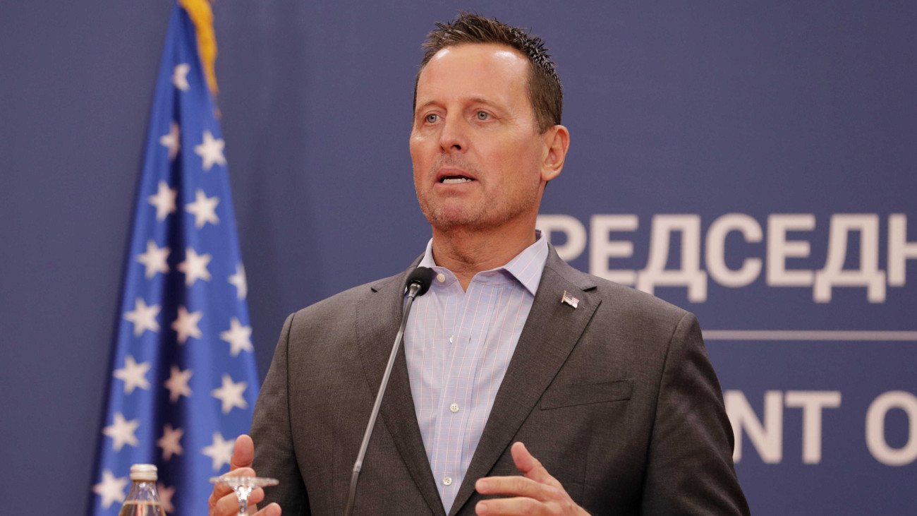 Richard Grenell, a szerb-koszovói tárgyalásokkal foglalkozó amerikai különmegbízott, az amerikai hírszerző szervezeteket összefogó Országos Hírszerzési Igazgatóság (DNI) volt vezetője az Aleksandar Vucic szerb államfővel közösen tartott sajtóértekezleten Belgrádban 2020. szeptember 22-én.