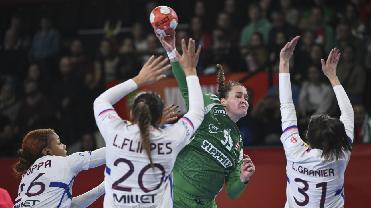 Kuczora Csenge (k), valamint a francia Pauletta Foppa (b), Laura Flippes (b2) és Lucie Granier (j) a női kézilabda Európa-bajnokság harmadik helyéért játszott Franciaország - Magyarország mérkőzésen a Wiener Stadthalléban 2024. december 15-én.