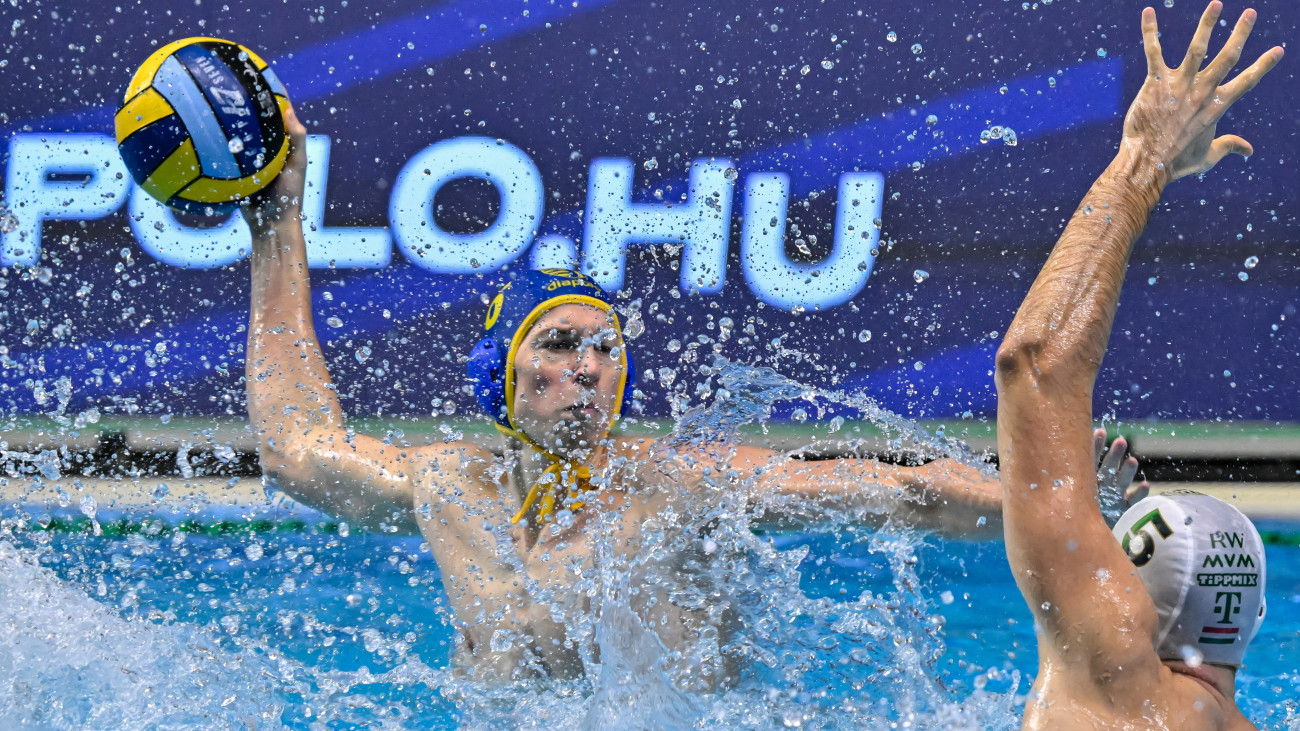 Ekler Zsombor, a BVSC-Manna ABC (b) és Vámos Márton, az FTC-Telekom Waterpolo játékosa a BENU férfi vízilabda Magyar Kupa döntőjében játszott FTC-Telekom Waterpolo - BVSC-Manna ABC mérkőzésén a Császár-Komjádi Sportuszodában 2024. december 15-én.