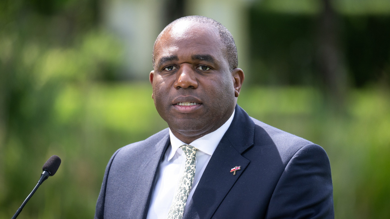 David Lammy, a napokban hivatalba lépett brit külügyminiszter a lengyel partnerével folytatott megbeszélése utáni közös sajtóértekezleten Chobielinben 2024. július 7-én.