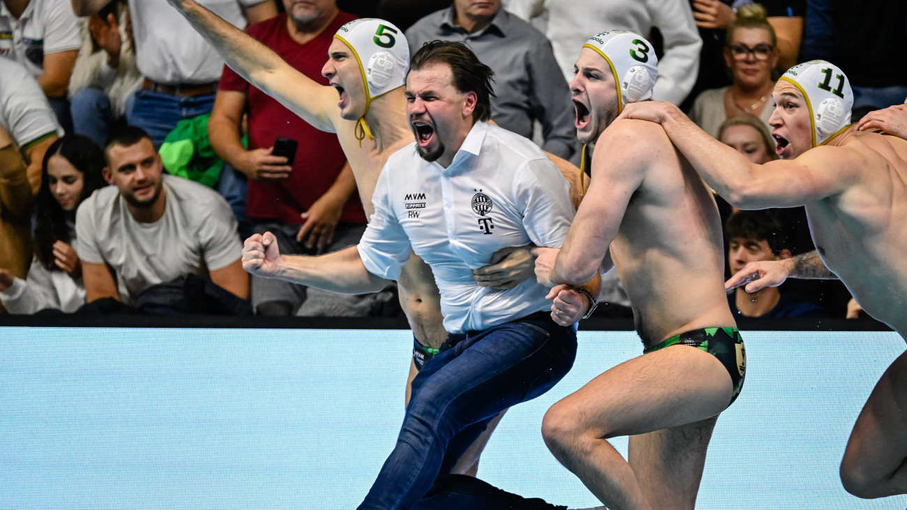 Budapest, 2024. december 15. A kupagyőztes FTC-Telekom Waterpolo vezetőedzője, Nyéki Balázs (b2) és a játékosok vízbe ugranak a BENU férfi vízilabda Magyar Kupa döntőjében játszott FTC-Telekom Waterpolo - BVSC-Manna ABC mérkőzés után a Császár-Komjádi Sportuszodában 2024. december 15-én.MTI/Vasvári Tamás