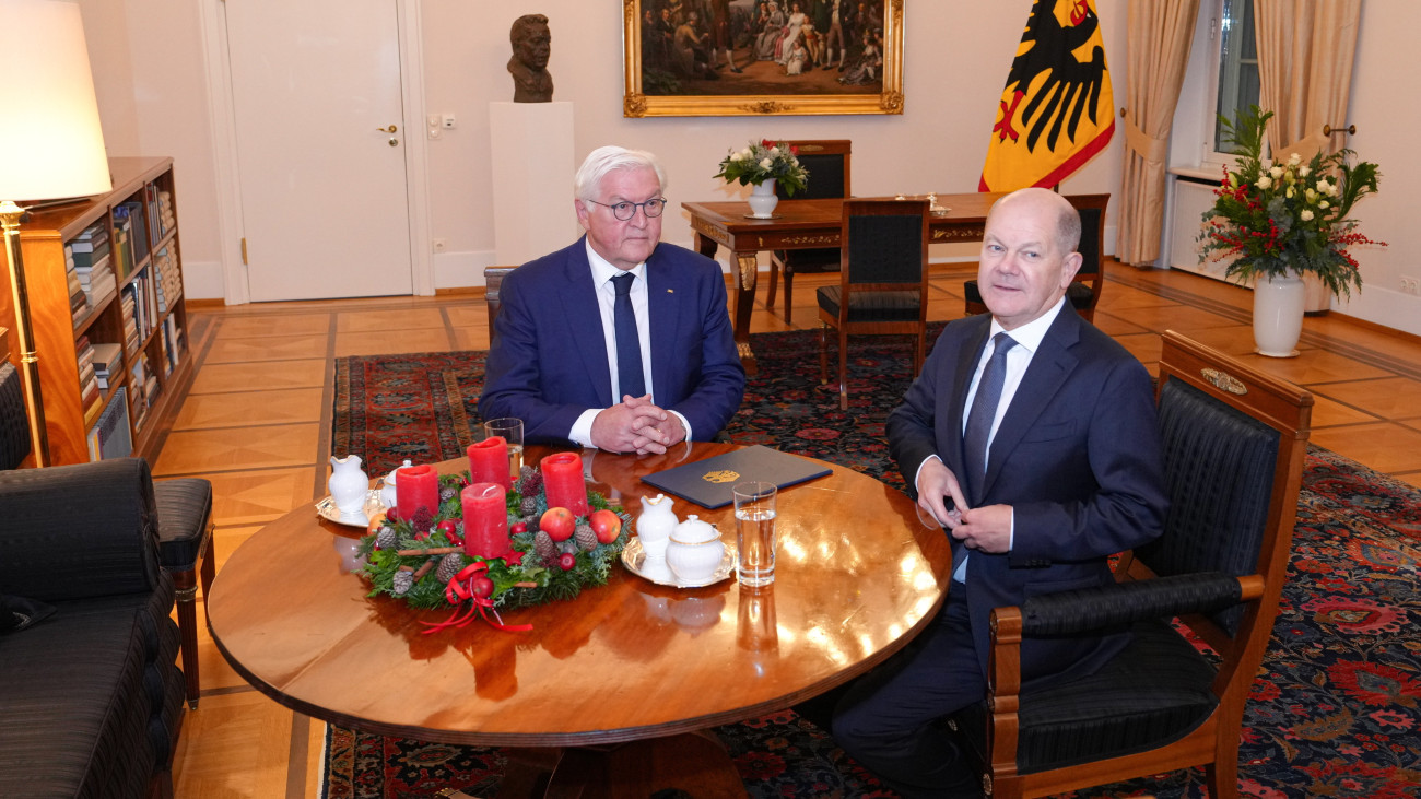 Frank-Walter Steinmeier német elnök (b) fogadja Olaf Scholz szociáldemokrata német kancellárt a berlini államfői rezidencián, a Bellevue-palotában 2024. december 16-án, miután a német szövetségi parlament alsóháza (Bundestag) megvonta a bizalmat Scholztól és ezzel megnyitotta az utat a február 23-i előrehozott választások előtt.