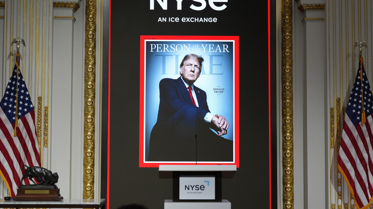 New York, 2024. december 12. A Time amerikai hírmagazinnak Donald Trump megválasztott amerikai elnököt ábrázoló címlapja 2024. december 12-én a New York-i Értéktőzsdén, ahol bejelentették, hogy a Time Trumpot választotta az év emberévé. MTI/AP/Alex Brandon