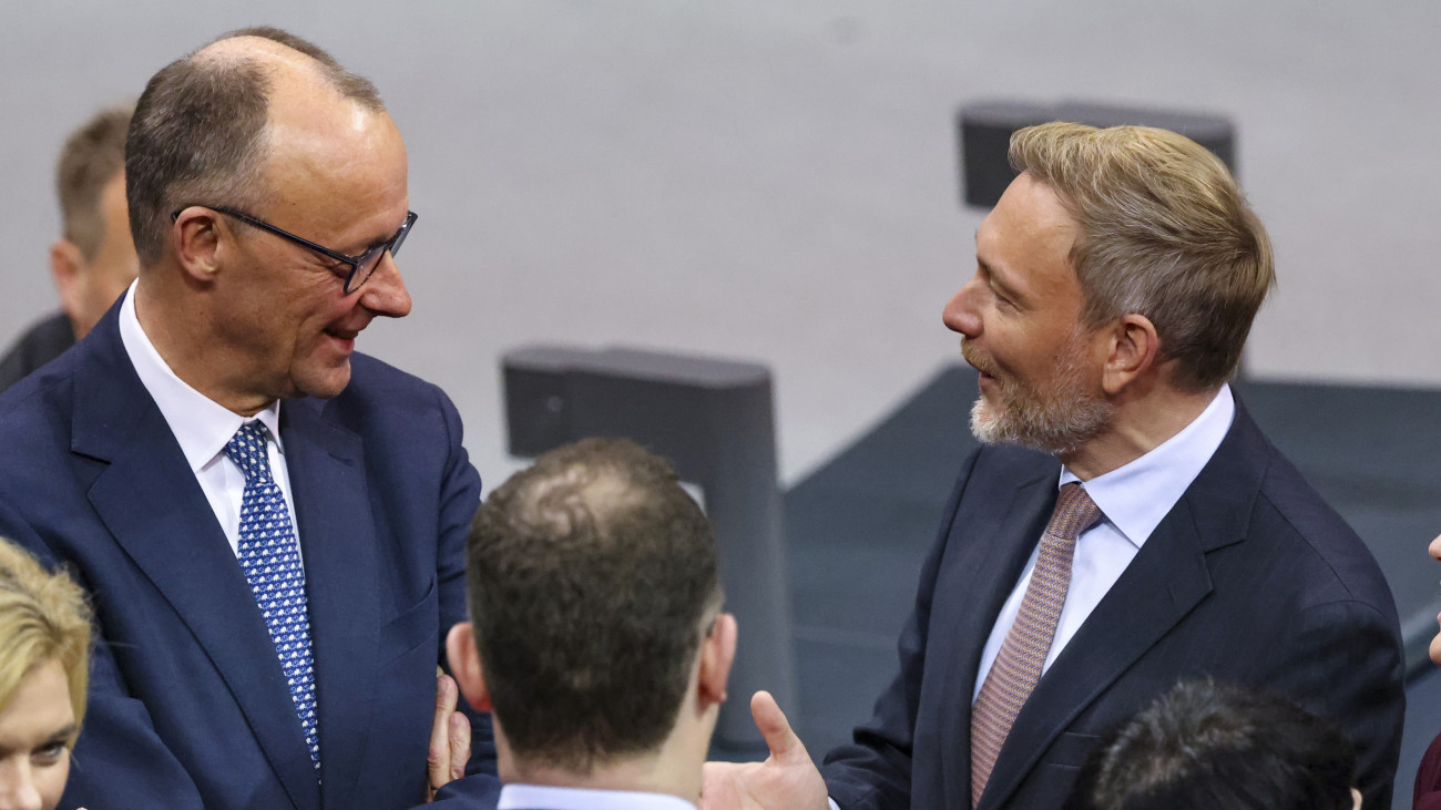 Friedrich Merz, az ellenzéki német Kereszténydemokrata Unió, a CDU elnöke és frakcióvezetője (b) és Christian Lindner, a Szabaddemokrata Párt, az FDP elnöke, volt pénzügyminiszter a törvényhozás berlini üléstermében, mielőtt a parlament bizalmi szavazást tart a kormányról 2024. december 16-án.