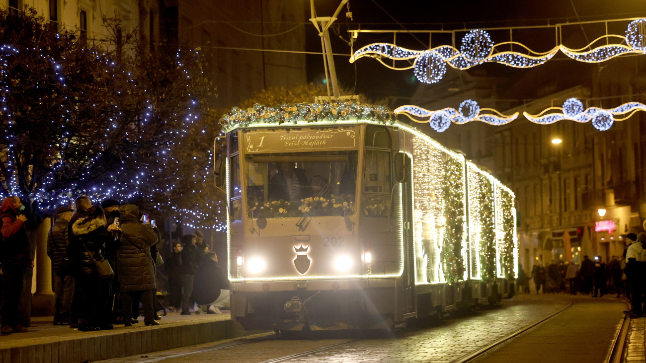 Az adventi fényvillamos közlekedik a miskolci Széchenyi utcán 2024. december 1-jén. Az adventi fényvillamoson vízkeresztig lehet utazni.