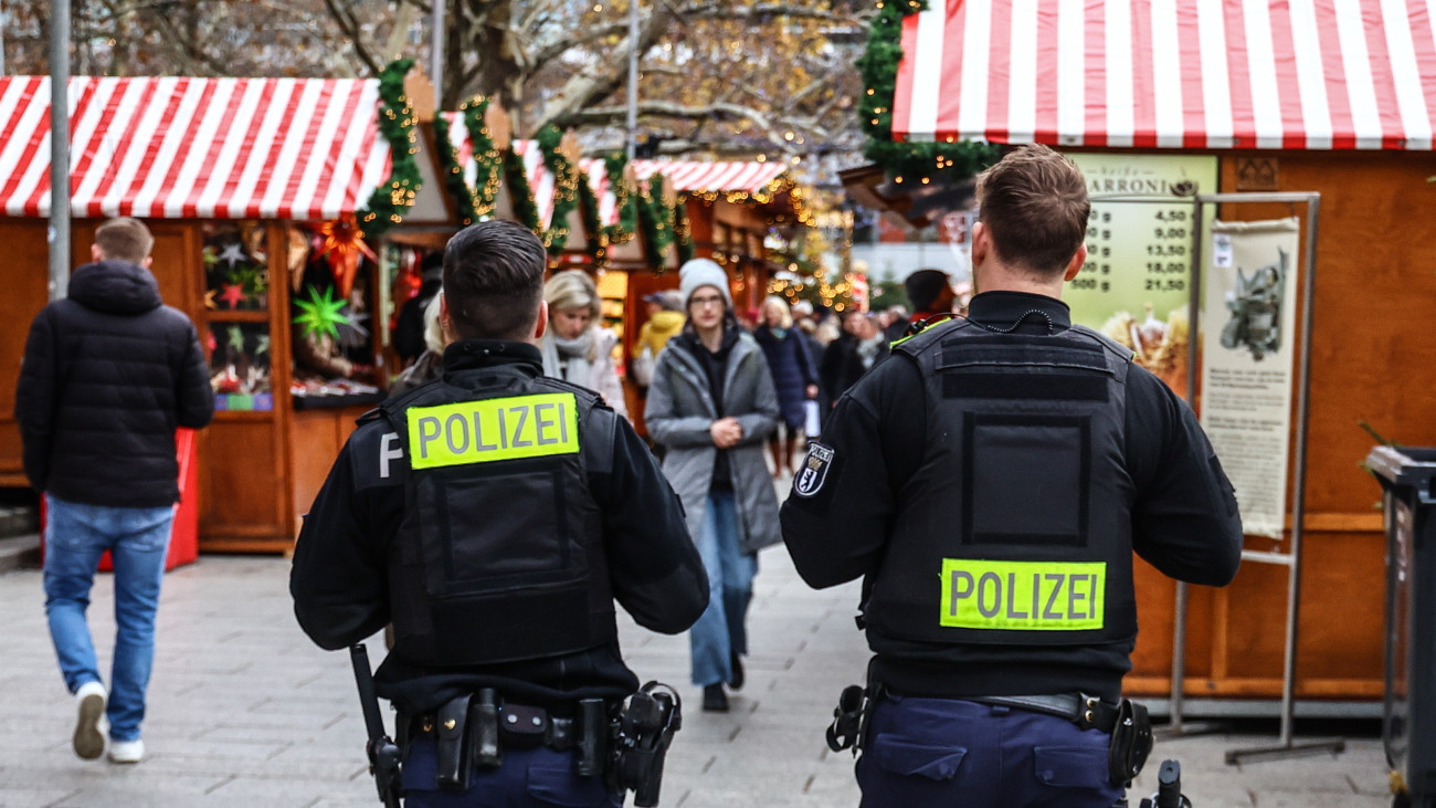 Járőröző rendőrök az egyik berlini karácsonyi vásárban, a Breitscheid téren 2024. december 3-án. A német belügyminiszter fokozott óvatosságra szíólított fel, mert konkrét fenyegetések nem hangzottak el, a karácsonyi vásárok szélsőséges iszlamista csoportok célpontjai lehetnek.