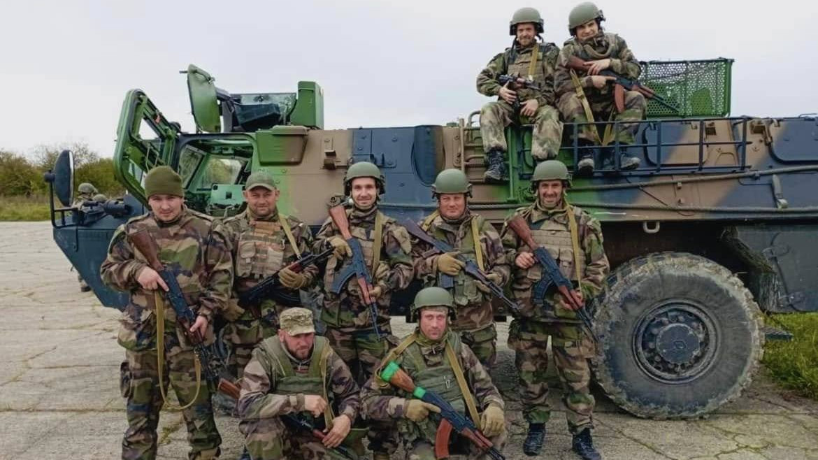 Ukrán katonák egy francia, VAB páncélozott szállító harcjármű előtt pózolnak. Forrás: Facebook / MilitaryLand.net