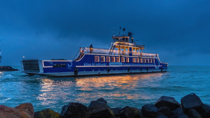 Gyönyörű látványkomp jár január 5-ig a Balatonon