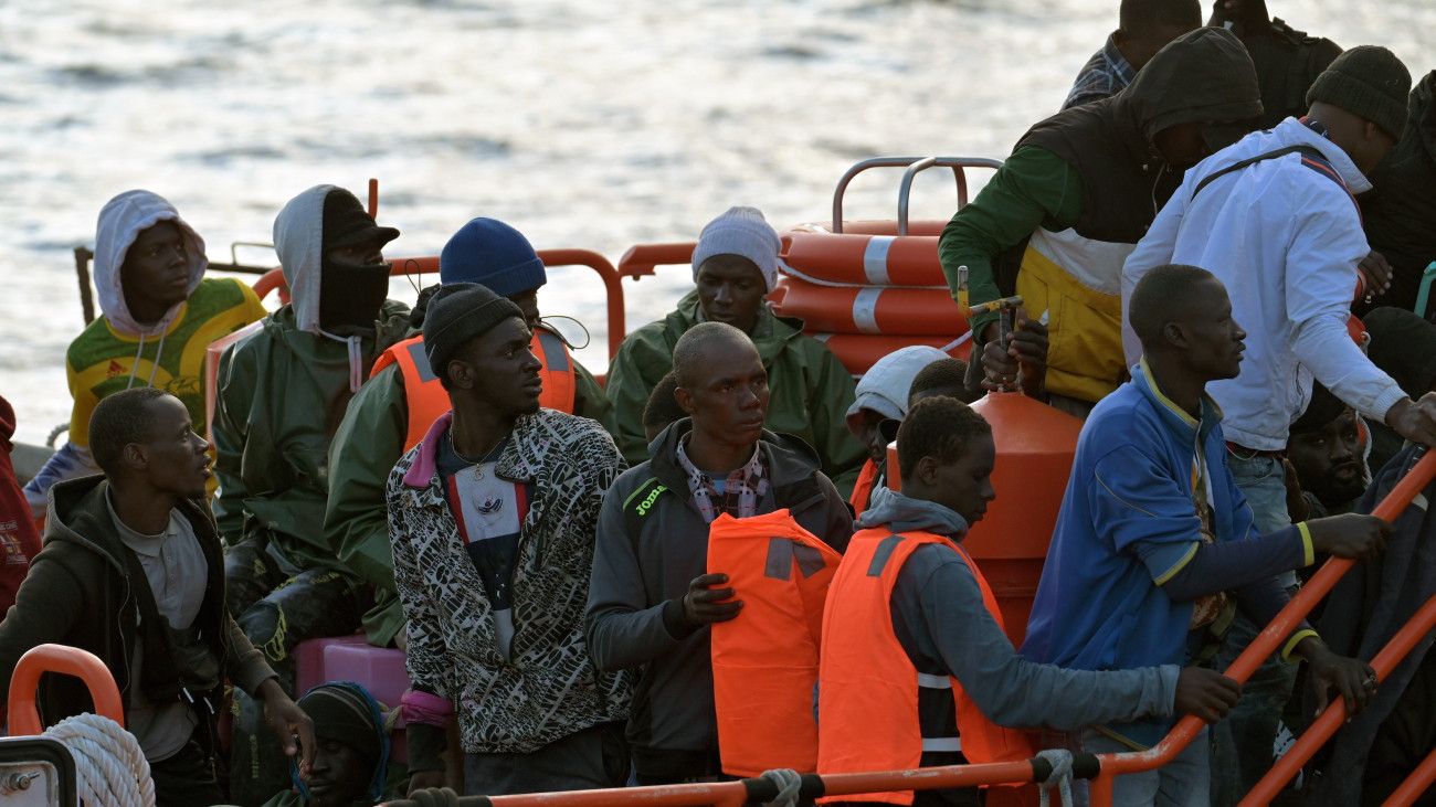 Afrikából Európába igyekvő illegális bevándorlók érkeznek a Kanári-szigetekhez tartozó El Hierro szigetén fekvő El Estaca kikötőjébe 2025. január 2-án. A spanyol tengeri mentőszolgálat hajója 59 migránst vett fedélzetére a sziget partjai előtt.