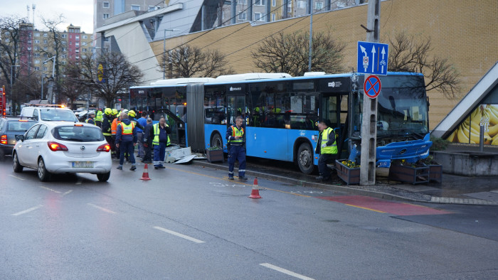 Oszlopot és fákat tarolt le egy busz az Üllői úton