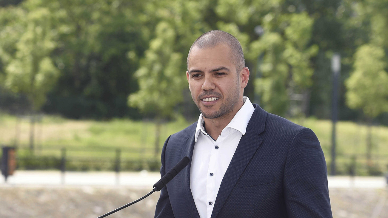 Foltán László, a Magyar Kajak-Kenu Szövetség projektvezetője beszédet mond a június 16-án induló vándortáborokról tartott sajtótájékoztatón a budapesti XIII. kerületi Stopper úszóháznál 2020. május 28-án. Az idei vándortáborokban különösen nagy figyelmet fordítanak az egészségbiztonságra. A táborok 28 ezer forintba kerülnek, ez tartalmazza az egyheti szállás, az ellátás és a programok költségét.