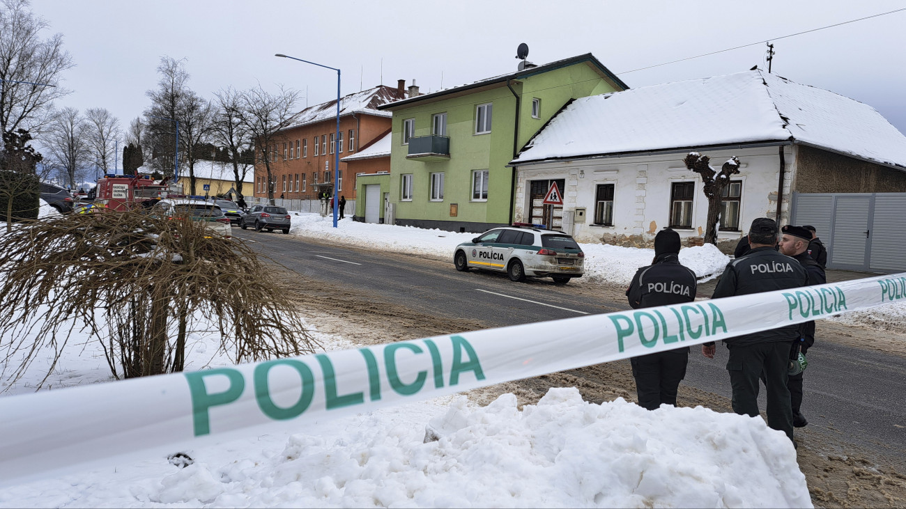 Helyszínt biztosító rendőrök a kelet-szlovákiai Szepesófaluban (Spisska Stara Ves) 2025. január 16-án, miután egy 18 éves diák késsel társaira és egy tanárra támadt a helyi középiskolában. Két ember életét vesztette, többen megsebesültek, az egyikük életveszélyesen. A támadót elfogta a rendőrség.