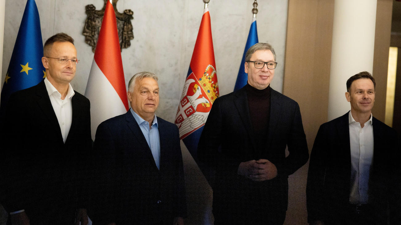 A Miniszterelnöki Sajtóiroda által közreadott képen Orbán Viktor miniszterelnök (b2) Aleksandar Vucic szerb államfő (j2 találozója Belgrádban 2025. január 18-án. Mellettük Szijjártó Péter külgazdasági és külügyminiszter (b) Sinisa Mali szerb pénzügyminiszter, első miniszterelnök-helyettes (j).