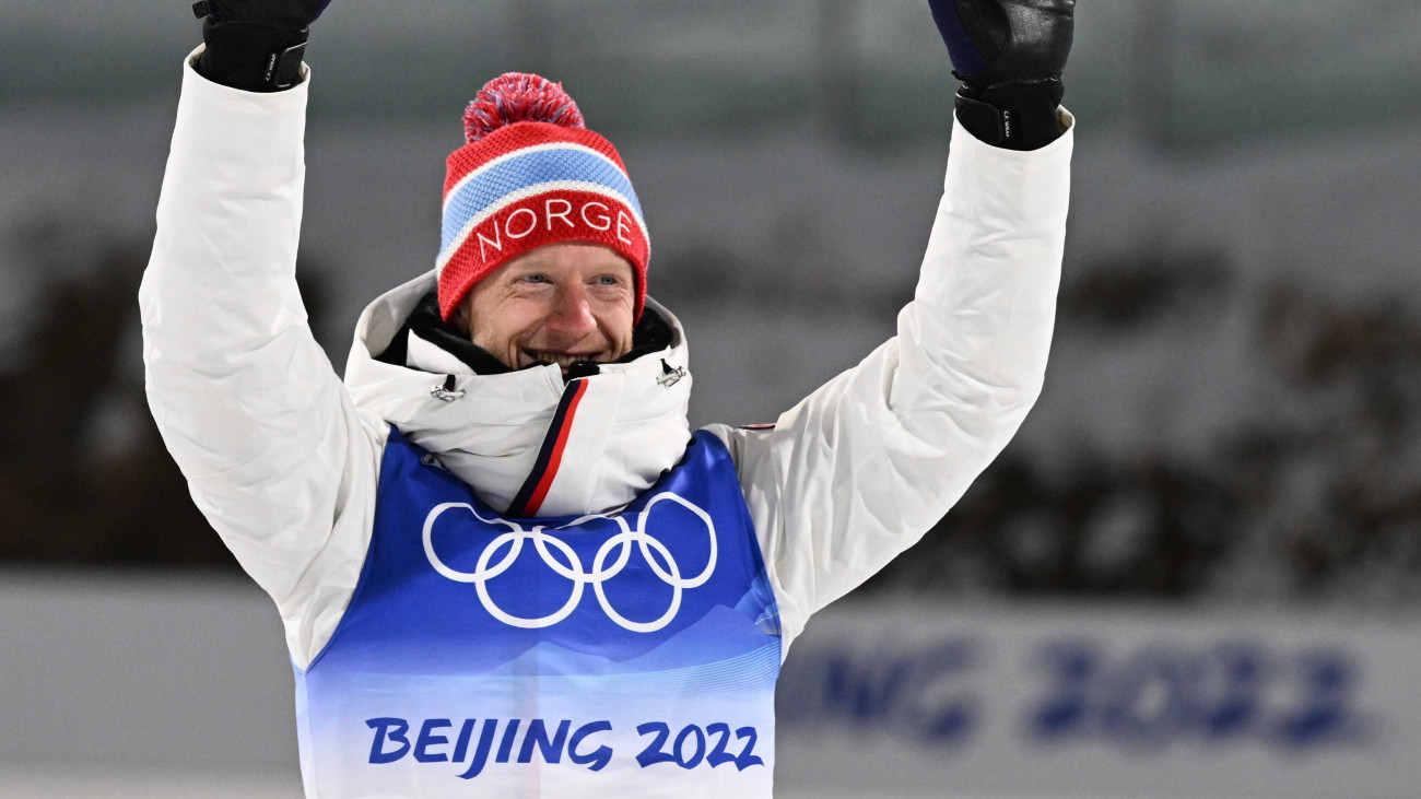 Az aranyérmes norvég Johannes Thingnes Bö a pódiumon ünnepel a férfi sílövők 10 kilométeres sprintversenyének eredményhirdetésén a 2022-es pekingi téli olimpián a csangcsiakoui zónában lévő Nemzeti Sílövő Központban 2022. február 12-én.