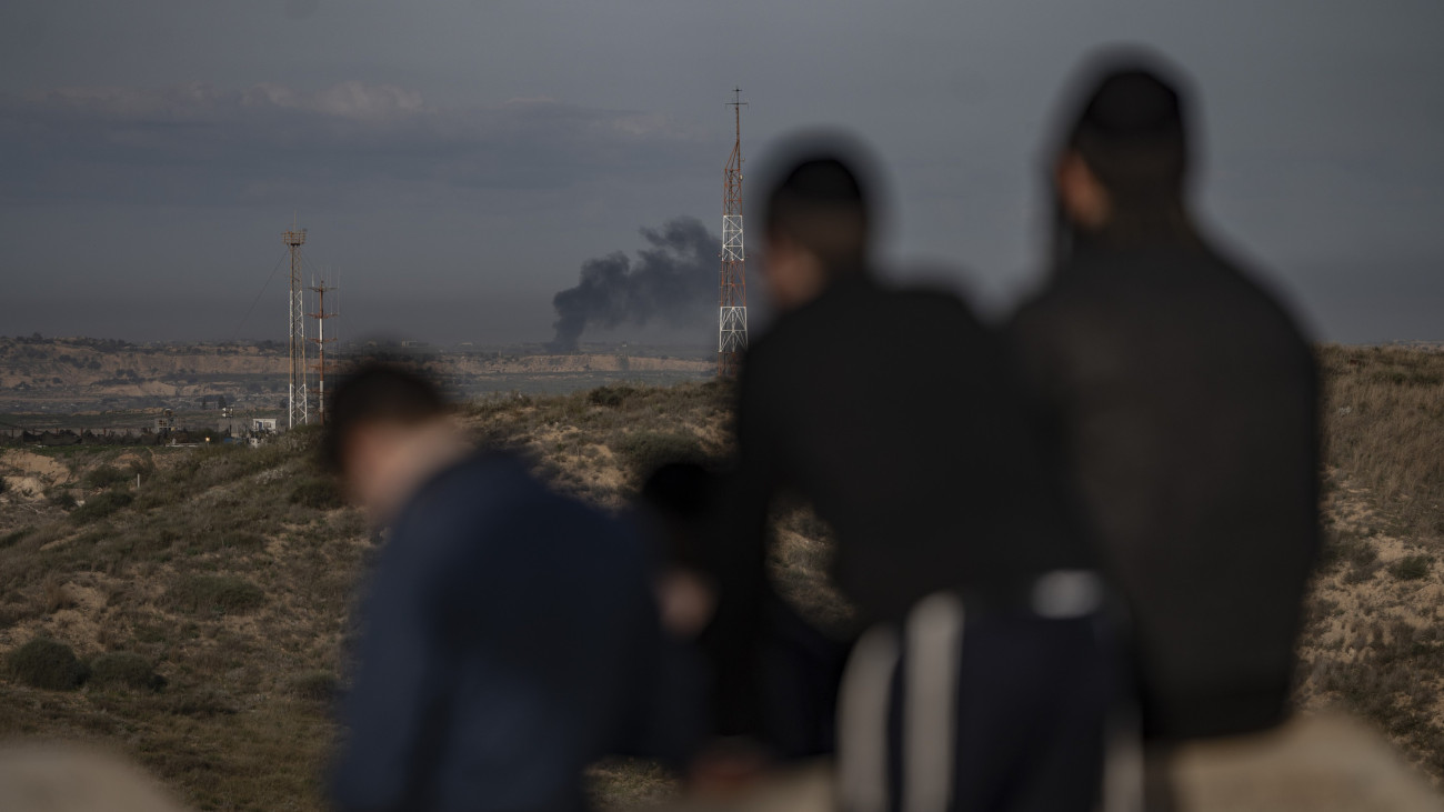 19 January 2025, Israel, Sderot: Israeli orthodox watch the north Gaza Strip on the supposed day of the newly brokered ceasefire between Israel and Hamas in the Gaza Strip. The beginning of the ceasefire was set for 0630 GMT has been delayed over Hamas failing to provide the names of hostages to be released, Israeli military spokesman Daniel Hagari says. Photo: Ilia Yefimovich/dpa (Photo by Ilia Yefimovich/picture alliance via Getty Images)
