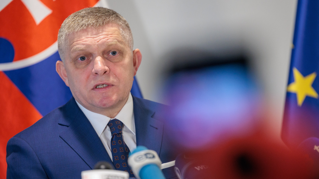 Robert Fico szlovák miniszterelnök sajtóértekezletet tart Brüsszelben 2025. január 9-én. Fico a tervek szerint a január elsejével leállított ukrajnai gáztranzit ügyéről készül tárgyalni az Európai Bizottság (EB) képviselőivel.