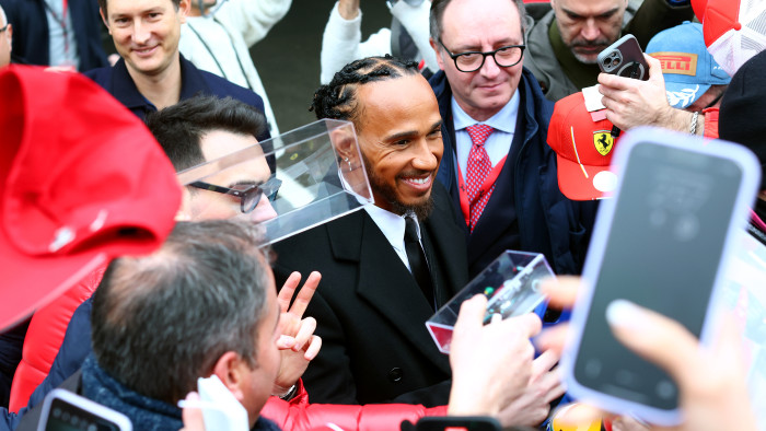 Szakíró: Lewis Hamilton eddig csak körbeudvarolta a Ferrarit, most jön az érdemi munka